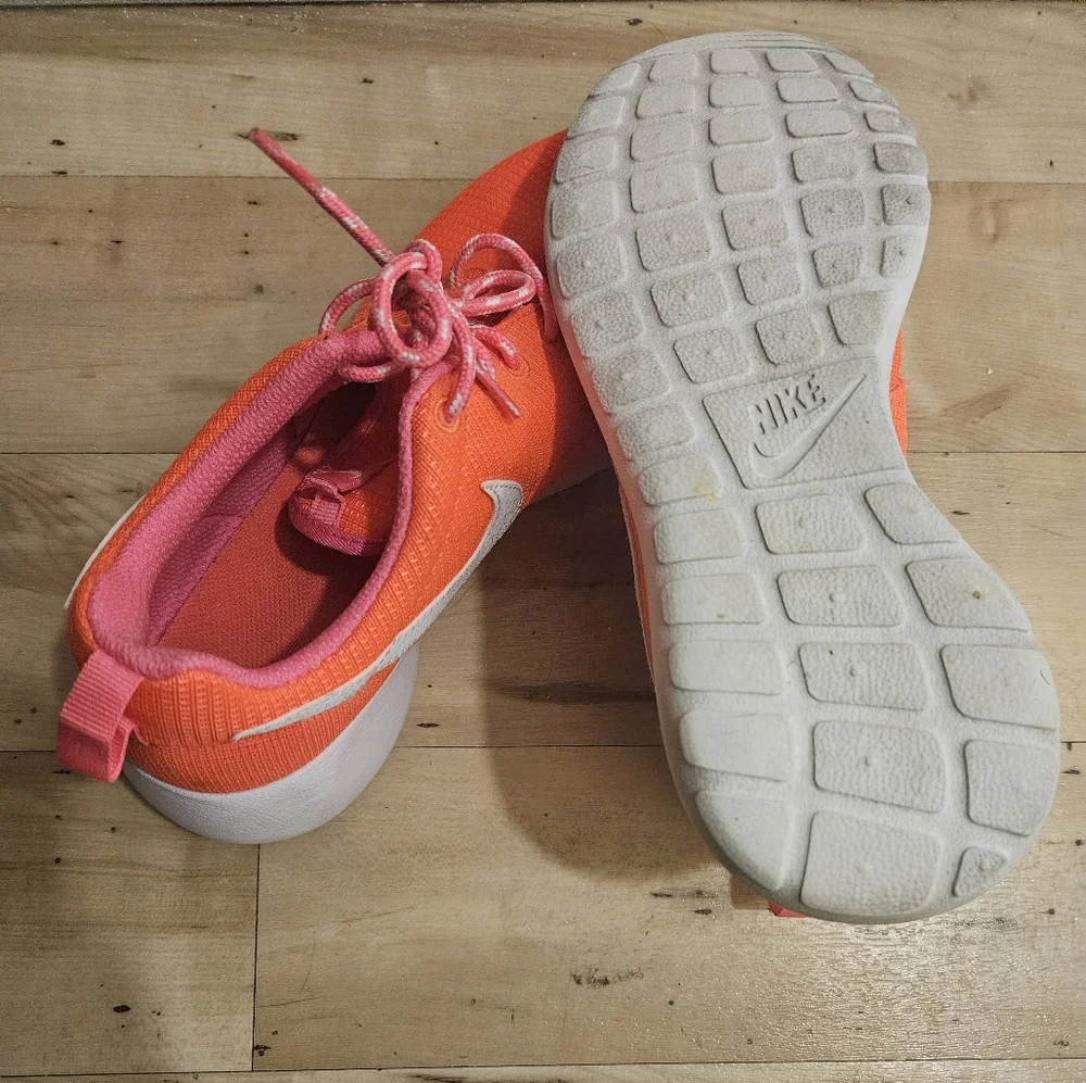 Girl's NIKE 'Roshe One' Sz 7Y US Runners Shoes Orange Pink - Picture 7 of 8